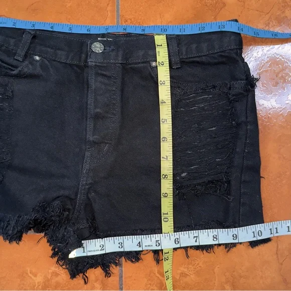 John Galt Brandy Melville Black Distressed Denim Shorts Size 30 - Picture 6 of 6